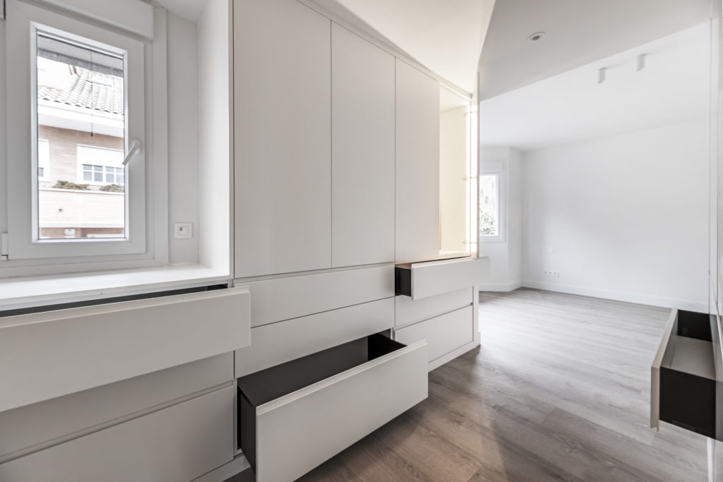 Cómo optimizar el espacio con armarios y vestidores a medida