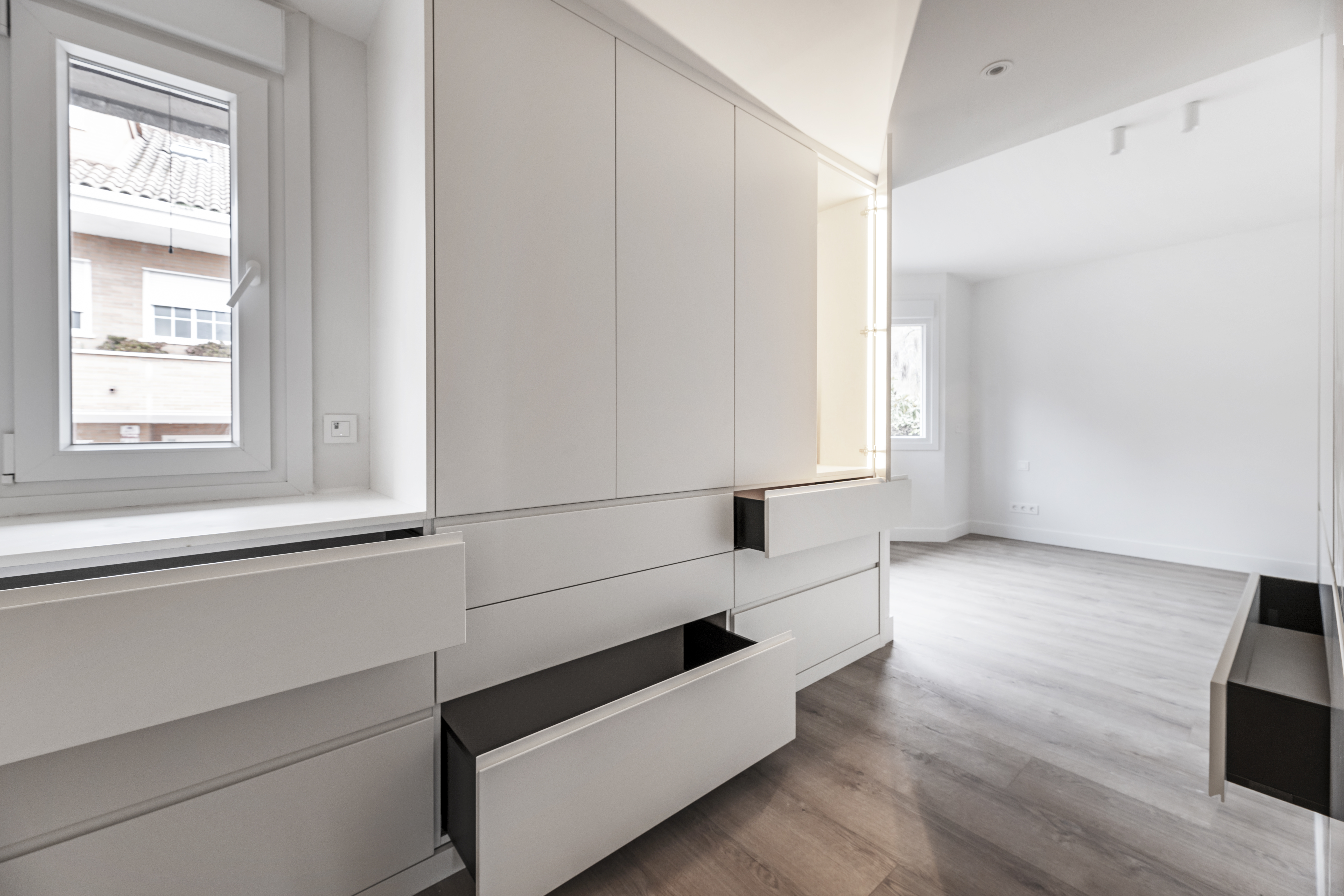 un camerino en un dormitorio recientemente renovado